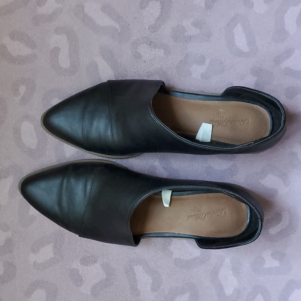 Universal Thread flats size 6